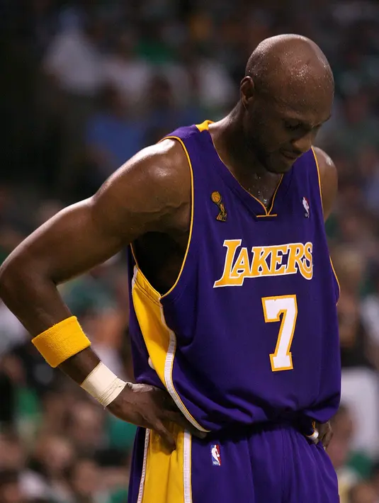 Tak sedikit yang mencaci dirinya, namun masih banyak juga yang mendukung kondisi Odom dalam keadaan sakitnya. Salah satunya adalah mantan istrinya, Khloe Kardashian, yang masih peduli meski sudah bercerai. (AFP/Bintang.com)