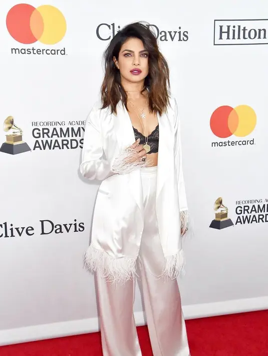 Priyanka berhasil menggeser Deepika Padukone yang pada tahun 2016 menduduki peringkat pertama. Memang dalam kesehariannya, ia kerap mengenakan busana yang serasi dengan bentuk tubuhnya. (Foto: instagram.com/priyankachopra)