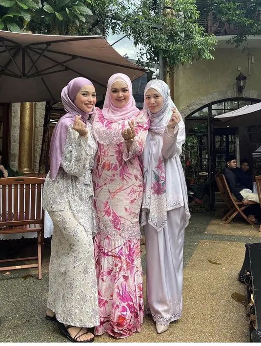 Berfoto bersama Siti Nurhaliza, Ayana tampol dengan atasan dan skirt motif dan warna serasi.  Dipadukam kerudung segi empatnya. Credit: Instagram (@xolovelyayana)