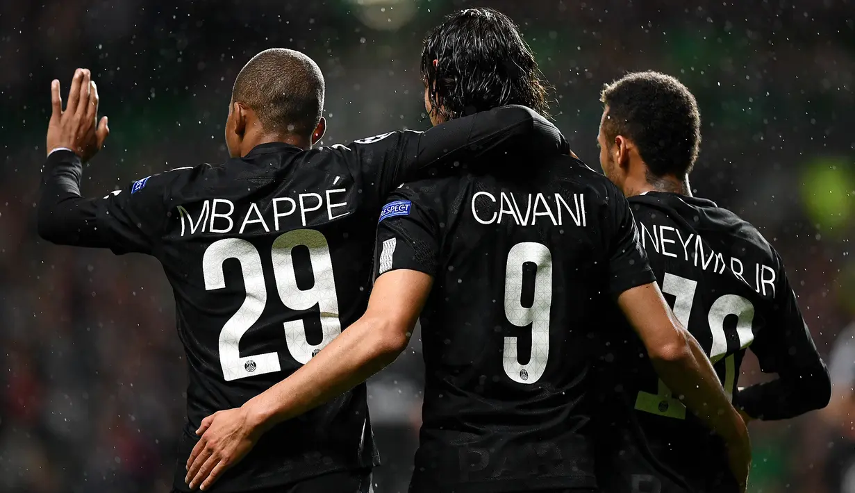 Pemain PSG, Kylian Mbappe bersama Neymar dan Edinson Cavani merayakan pesta lima gol ke gawang Celtic pada pertandingan perdana fase grup Liga Champions di Stadion Celtic Park, Selasa (12/9). Ketiganya mencetak gol dalam laga tersebut. (FRANCK FIFE / AFP)