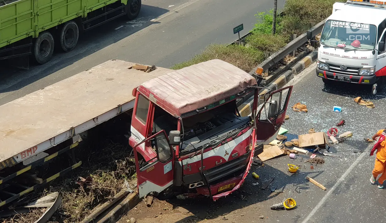 Penampakan truk trailer usai terlibat kecelakaan dengan minibus di Tol JORR TB Simatupang Km 29, Jakarta, Jumat (30/8/2019). Kecelakaan tersebut menyebabkan kemacetan panjang. (Liputan6.com/Herman Zakharia)