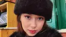 Di foto tersebut, Rebecca Klopper mengenakan baju musim dingin bernuansa hitam. Lengkap dengan headpiece berbulu yang menutupi rambut kemerahannya. [@rklopper]