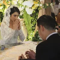 Tyas Mirasih resmi dipersunting kekasihnya Raiden Soedjono. Akad nikah berlangsung di Pendopo Plataran Cilandak, Sabtu (8/7/2017) siang. Tyas nampak cantik dengan busana warna putih. Begitu juga mempelai pria nampak gagah. (Bambang E. Ros/Bintang.com)