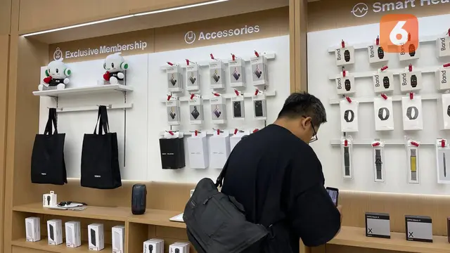 Konsumen melihat-lihat produk yang dijajakan di Oppo Experience Store Margo City Depok