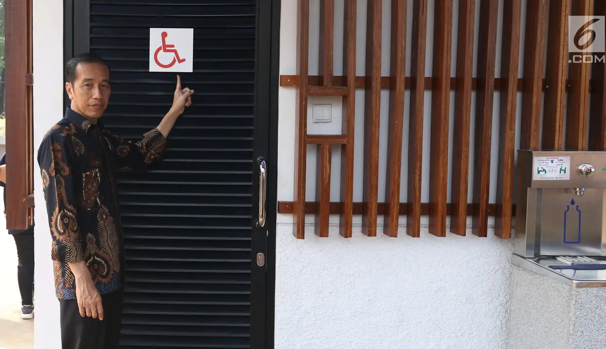 Presiden Joko Widodo (Jokowi) mengecek toilet untuk kaum disabilitas di Kompleks Gelora Bung Karno, Senayan, Jakarta, Selasa (16/10). KunjunganJokowi tersebut meninjau fasilitas umum untuk masyarakat berkebutuhan khusus. (Liputan6.com/Angga Yuniar)