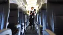 Pramugari tertua di American Airlines, Bette Nash memeriksa kursi penumpang sebelum melakukan penerbangan ke Boston di Bandara Ronald Reagan Washington di Arlington, Virginia (19/21). (AFP Photo/Eric Baradat)