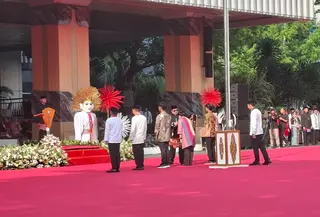 Wakil Gubernur DKI Jakarta Rano Karno dalam sambutannya di upacara Hari Pendidikan Nasional (Hardiknas) 2026 di Balai Kota DKI Jakarta, Senin (4/5/2026). (Winda Nelfira/Liputan6.com)