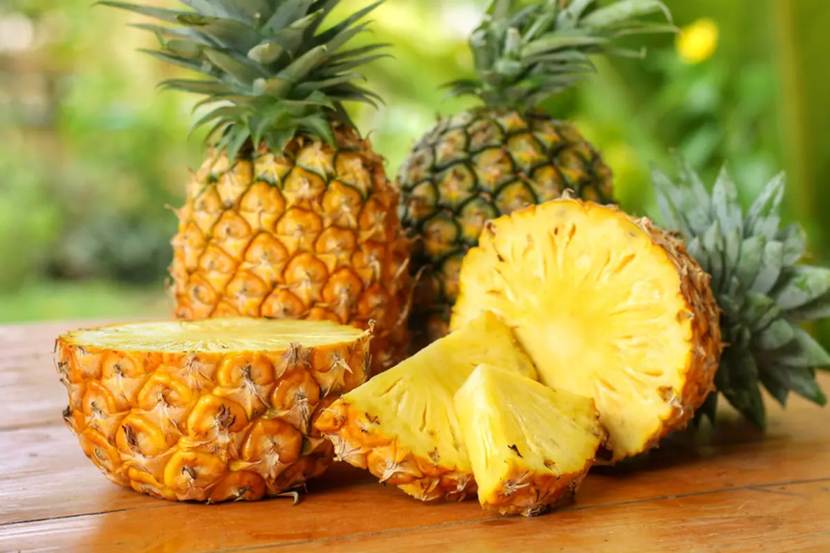 buah nanas segar kuning kupas