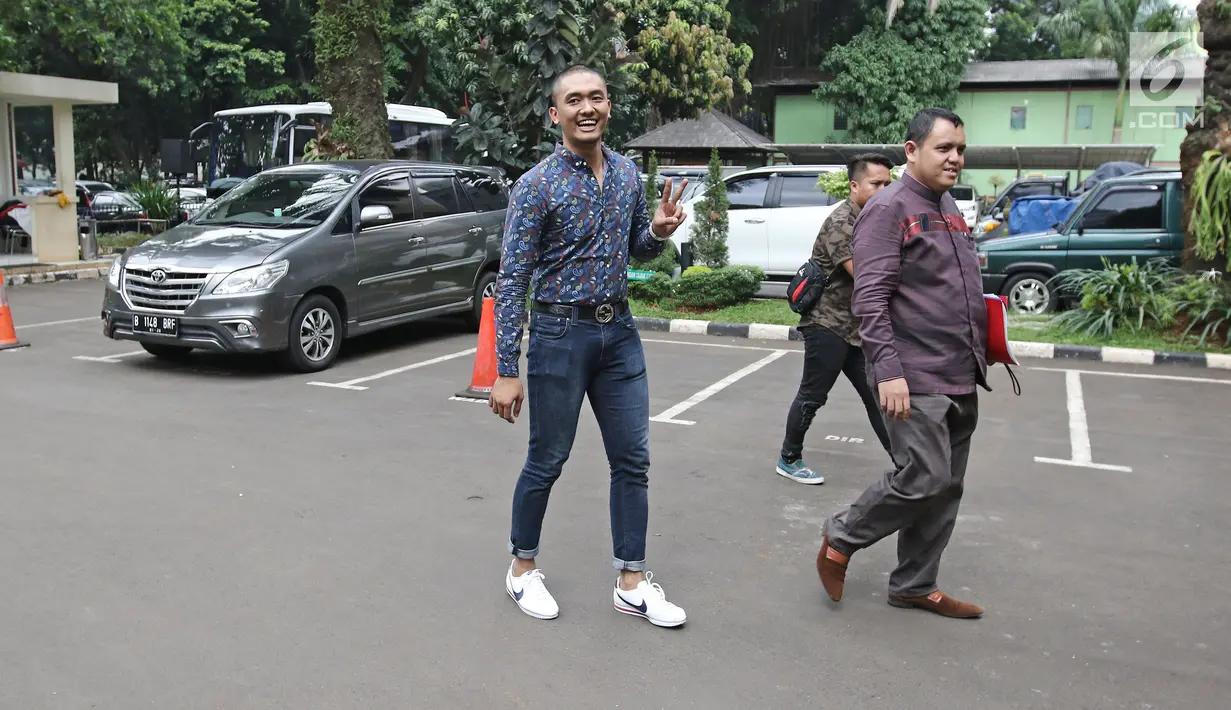 Komika Rizky Firdaus Wijaksana atau Uus mendatangi Ditreskrimsus Polda Metro Jaya, Selasa (24/10). Uus memenuhi panggilan sebagai saksi Nikita Mirzani atas cuitan penghinaan terhadap Panglima TNI, Jenderal Gatot Nurmantyo. (Liputan6.com/Herman Zakharia)