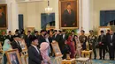 Soeharto dikategorikan sebagai pahlawan bidang perjuangan. Tampak dalam foto, potret besar mendiang Presiden ke-2 RI, Suharto, terpajang di dinding Istana Negara saat upacara penganugerahan gelar pahlawan nasional kepada sepuluh tokoh di Istana Negara, Jakarta, Senin 10 November 2025. (AP Photo/Achmad Ibrahim)