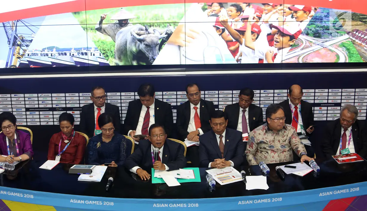 Menko Perekonomian Darmin Nasution bersama sejumlah menteri memberi keterangan pers RAPBN 2019 di Media Center Asian Games, JCC Jakarta, Kamis (16/8). Pemerintah akan menjaga laju inflasi tahun depan di level 3,5%. (Liputan6.com/Fery Pradolo)