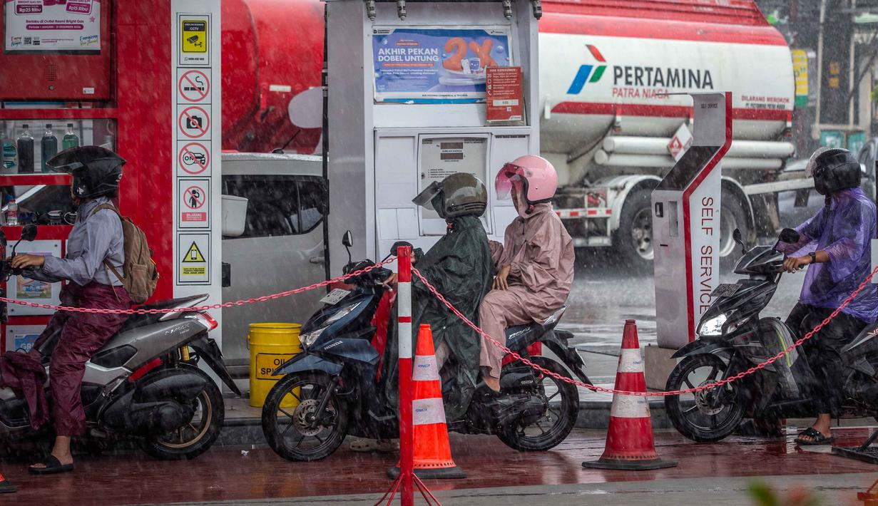 Harga BBM yang mengalami kenaikan merupakan jenis nonsubsidi, dimana mengikuti perkembangan pasar minyak dunia karena adanya gelojak di Timur Tengah. Perubahan harga diprediksi terjadi per 1 April 2026 pukul 00.00 WIB. Tampak dalam foto, para pengendara sepeda motor mengantre untuk mengisi bahan bakar di sebuah Stasiun Pengisian Bahan Bakar Umum (SPBU) yang dioperasikan oleh Pertamina, perusahaan minyak dan gas milik negara Indonesia, di Yogyakarta, pada Sabtu 28 Maret 2026. (DEVI RAHMAN/AFP)