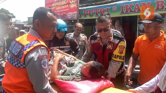 Evakuasi ibu hamil di tengah kemacetan panjang arus balik wisata di Pelabuhanratu Sukabumi (Liputan6.com/Fira Syahrin).