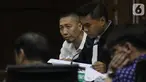 Terdakwa kasus dugaan suap kepada Asisten Pidana Umum Kejati DKI Jakarta Agus Winoto dan jaksa Kejati DKI Jakarta Arih W Suranta, Sendy Pericho (baju putih) menyimak keterangan saksi saat sidang lanjutan di Pengadilan Tipikor Jakarta, Senin (14/10/2019). (Liputan6.com/Helmi Fithriansyah)