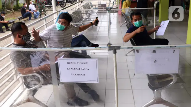 FOTO: Tenaga Kesehatan di Tangerang Selatan Mulai Disuntik Vaksin COVID-19