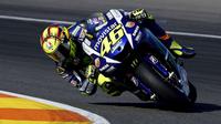 Pebalap Yamaha, Valentino Rossi, saat melakoni sesi latihan bebas di MotoGP Valencia, Jumat (6/11/2015). (REUTERS/Heino Kalis)