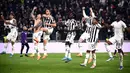 Para pemain Juventus merayakan kemenangan atas Fiorentina pada pertandingan leg kedua semifinal Coppa Italia di Stadion Juventus, Turin, Italia, 20 April 2022. Juventus menang 2-0. (Marco BERTORELLO/AFP)