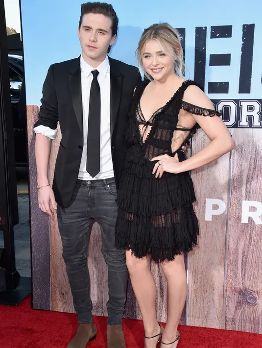 Aktris Chloe Grace Moretz bersama sang pacar Brooklyn Beckham berpose saat menghadiri  Amerika Premier film "Neighbors 2: Sorority Rising" di Westwood, California (16/5/2016). (AFP PHOTO / VALERIE MACON)