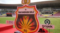 Logo baru Bhayangkara Solo FC yang resmi berhomebase di Stadion Manahan, Jumat (27/11/2020). (Bola.com/Vincentius Atmaja)
