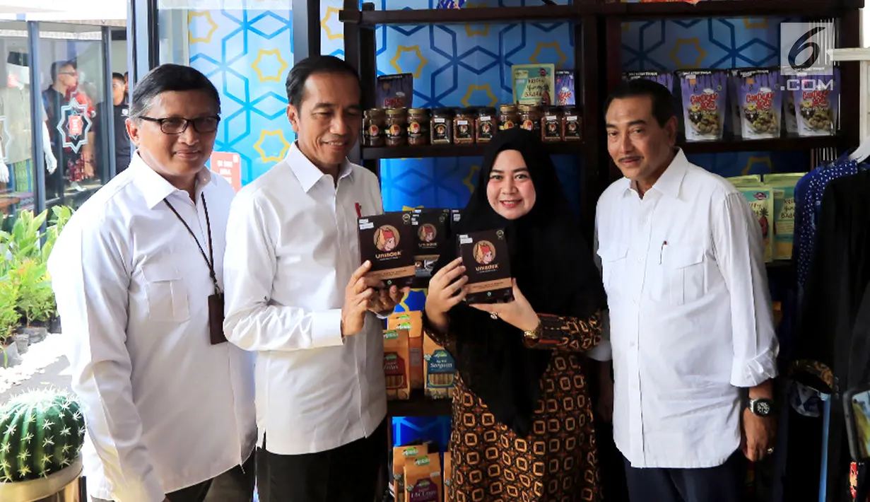 Presiden Joko Widodo, Dirut BRI Suprajarto, dan Direktur Mikro dan Kecil BRI Priyastomo, meninjau binaan Bank BRI, Rendang Uni Adek dari Buktinggi di Halal Park, Jakarta (16/4). Produk rendang yang telah diekspor ke luar negeri juga dipasarkan melalui IndonesiaMall. (Liputan6.com/Angga Yuniar)