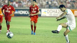 Sepanjang karir profesionalnya, Ali Daei mencatat rekor 109 gol dalam 145 pertandingan dan baru saja rekornya tersebut disamai oleh Cristiano Ronaldo yang mencatat 178 pertandingan untuk membukukan rekor 109 gol di laga internasional. (Foto: AFP/Peter Parks)