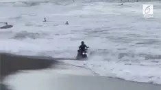 Beredar video beberapa pengunjung menghentikan aksi nekat para bule yang mengendarai motor di area pantai Berawa. Namun, ada salah satu bule mencoba kabur saat dihentikan. Akibatnya, bule itu nyaris terseret ombak.