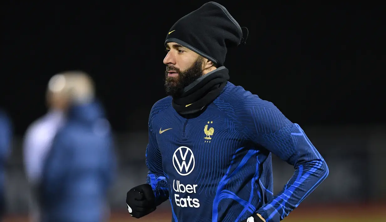 Karim Benzema. Tidak jelas kapan tepatnya striker Timnas Prancis ini mengalami cedera di bagian pinggulnya. Namun nyatanya ia telah absen dalam 4 laga terakhir bareng Real Madrid dan hanya bermain di 25 menit terakhir saat menghadapi Glasgow Celtic pada matchday ke-6 Liga Champions 2022/2023 (2/11/2022). Banyak pula yang menuding jika absennya dalam beberapa laga bersama Real Madrid sebagai trik agar sang pemain bisa tampil fit bersama Timnas Prancis di Qatar nanti. (AFP/Bertrand Guay)