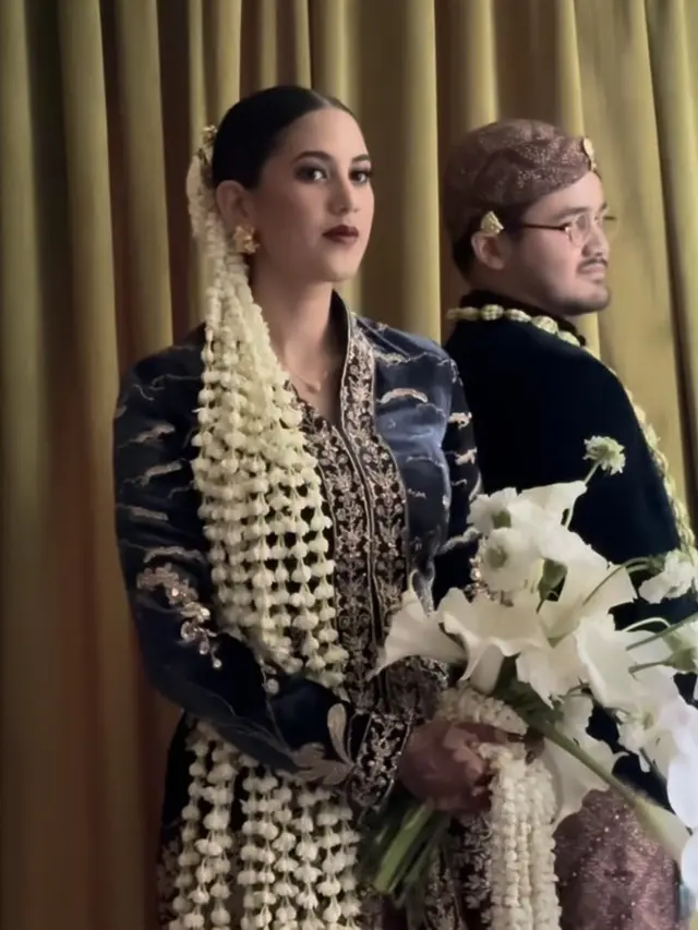 Nishrin Assegaf Putri Najelaa Shihab yang Juga Keponakan Najwa Shihab saat resepsi pernikahan. [@woko_s]