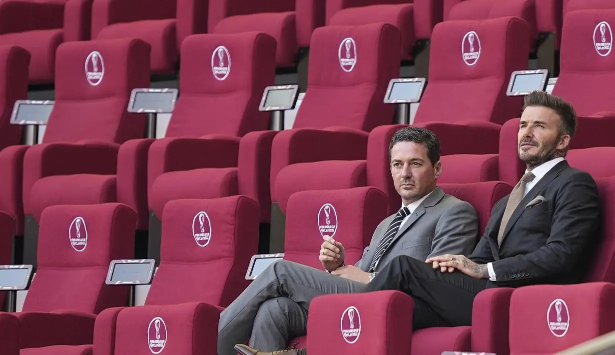 <p>David Beckham tampak menikmati suasana di Stadion International Khalifa di Doha, Qatar.</p>