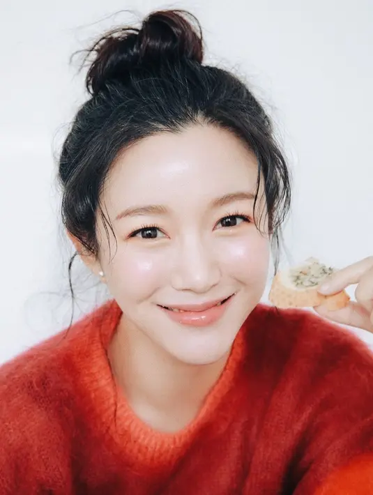 Tak kalah menawan, begini tampilan Lee Da In dengan high bun hairstyle. [@xx_dain].