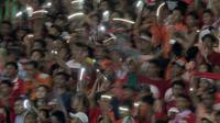 The Jakmania menyalakan lampu handphone saat timnya Persija Jakarta melawan Bhayangkara FC pada lanjutan Liga 1 2017 di Stadion Patriot Bekasi, Sabtu (12/11/2017). Bhayangkara kalah dari Persija 1-2. (Bola.com/Nicklas Hanoatubun)