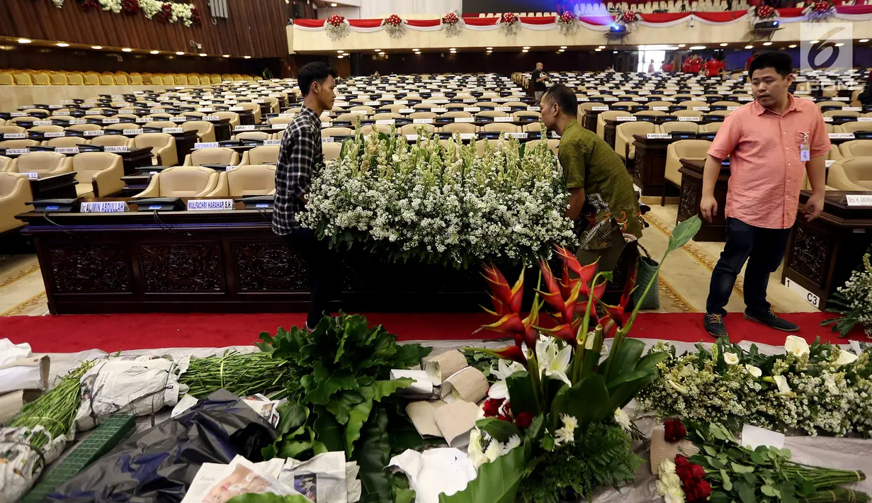 Pekerja mempercantik ruangan rapat Paripurna I dengan hiasan merah dan putih di Gedung Kura-Kura Kompleks Parlemen, Jakarta, Selasa (15/8). Gedung DPR sudah siap menyambut perhelatan dalam rangkaian HUT ke-71 Republik Indonesia. (Liputan6.com/Johan Tallo)
