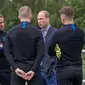 Pangerang William berdiskusi dengan kapten Harry Kane saat menunjungi latihan Timnas Inggris di West Riding County FA, Leeds, Kamis (7/6/2018). Kedatangan ini untuk memberikan support jelang Piala Dunia 2018 Rusia. (AFP/Charlotte Graham)