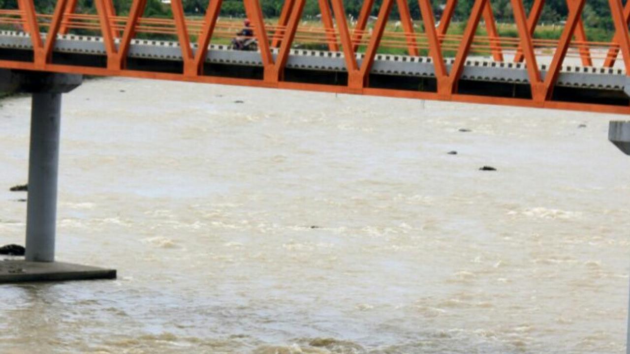 Perjuangan Penambang Pasir di Tengah Derasnya Arus Sungai Lahat