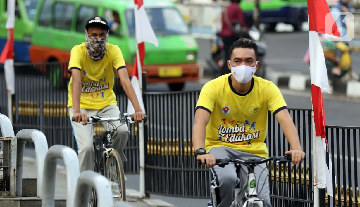 Pesepeda melintasi area Lawang Salapan atau Tepas Salapan Mlawang Dasakreta, Kota Bogor, Jawa Barat, Sabtu (29/8/2020). Wali Kota Bogor Bima Arya Sugiarto mengatakan akan menerapkan jam malam, menyusul ditetapkannya kota hujan ini sebagai zona merah COVID-19. (Liputan6.com/Helmi Fithriansyah)