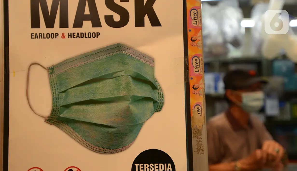 Aktivitas penjualan masker tiga lapis di Pasar Pramuka, Jakarta, Rabu (23/9/2020). Terkait pelarangan pemakaian masker scuba dan buff di KRL, penjualan masker biasa masih normal di pasaran dengan harga sekitar Rp.60.000-Rp 150.000 per boks. (merdeka.com/Imam Buhori)