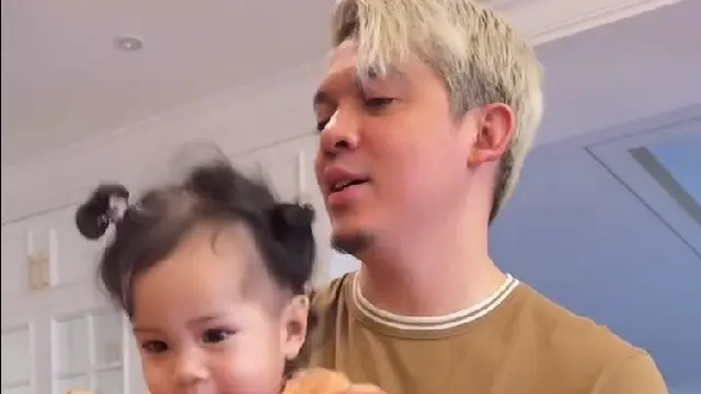 Momen Irwansyah Momong Humaira Sambil Lantunkan Ayat Suci (credit: instagram/zaskiasungkar15)