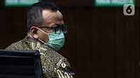 Terdakwa suap izin ekspor benih lobster tahun 2020, Edhy Prabowo saat sidang pembacaan tuntutan di Pengadilan Tipikor Jakarta, Selasa (29/6/2021). Mantan Menteri Kelautan dan Perikanan, Edhy Prabowo dituntut lima tahun penjara dan denda Rp 400 juta. (Liputan6.com/Helmi Fithriansyah)