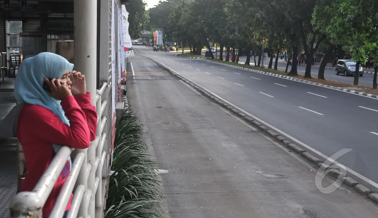 Jalan Jenderal Sudirman disterilkan untuk kelancaran acara KAA, Jakarta, Rabu (22/4/2015). Imbasnya Tranjakarta Rute Blok-M – Kota terpaksa tutup sementara.(Liputan6.com/Johan Tallo)