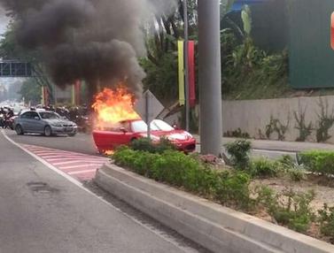 Supercar Ferrari Dilalap Api