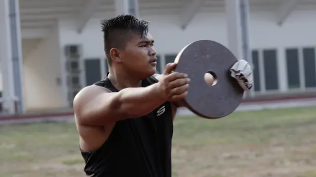 Atlet lontar martil, Rafika Putra
