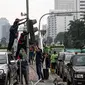 Salah satu fasilitas umum yang dirusak massa aksi di Kawasan Sudirman, Jakarta, Jumat (9/10/2020). Gubernur DKI Jakarta, Anies Baswedan mengatakan, kerugian akibat kericuhan massa saat demo menolak Undang-undang Cipta Kerja di ibu kota diprediksi mencapai Rp 25 miliar. (Liputan6.com/Faizal Fanani)