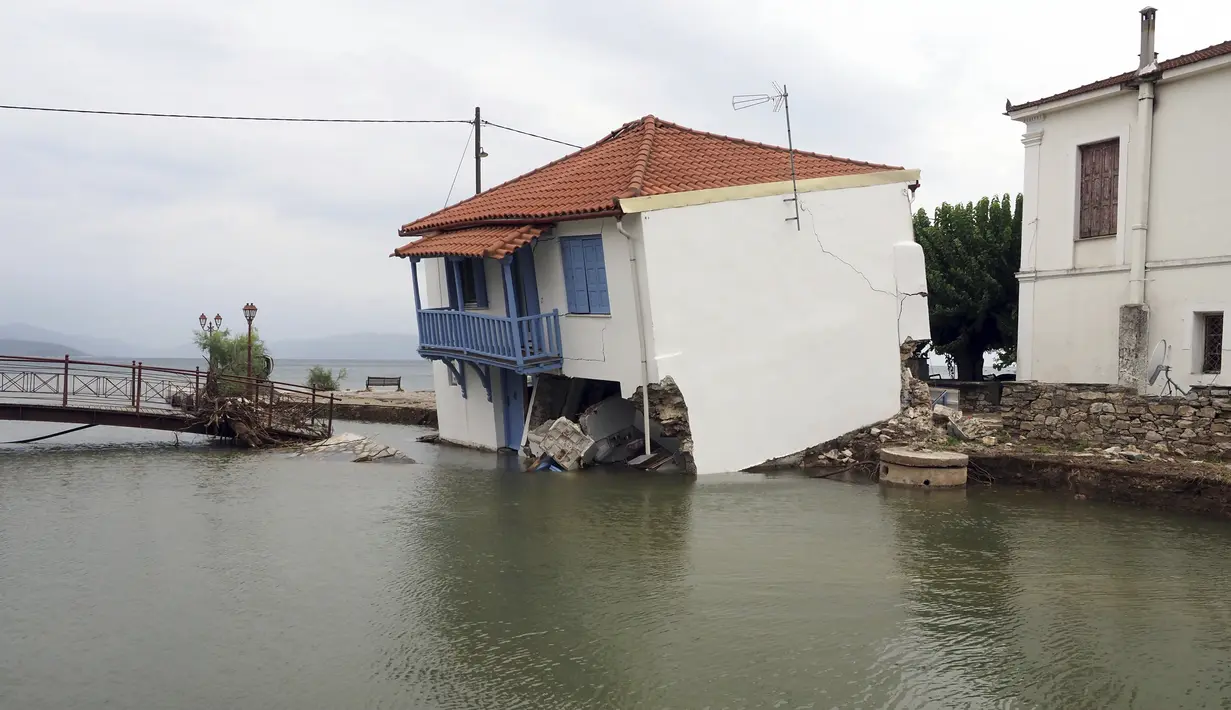 Di Yunani, curah hujan yang mencapai rekor menyebabkan sedikitnya tiga orang tewas di dekat pusat kota Volos dan di Karditsa, lebih jauh ke arah barat, menurut dinas pemadam kebakaran. (AP Photo/Thodoris Nikolaou)