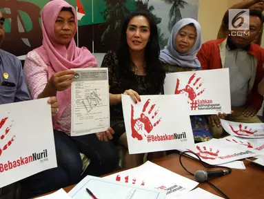 Anggota Fraksi PDIP MPR RI, Rieke Diah Pitaloka (tengah) Bersama Korban Kekerasan Seksual Baiq Nuril (kedua kiri) menunjukkan surat dari LPSK dalam Diskusi Empat Pilar MPR di Kompleks Parlemen, Senayan, Jakarta, Rabu (21/11). (Liputan6.com/Johan Tallo)