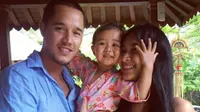Happy Salma, bersama suami dan anaknya (Foto:Instagram)