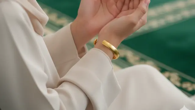 Gelang Emas Cantik tapi Tidak Mencolok untuk Ibu Pengajian. Gemini