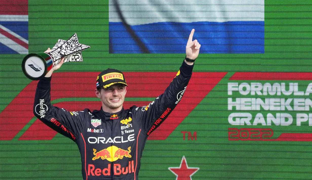 Max Verstappen makin dekat mempertahankan gelar juara dunia dengan tujuh balapan tersisa mengingat margin jauhnya atas Charles Leclerc. (AP/Peter Dejong)