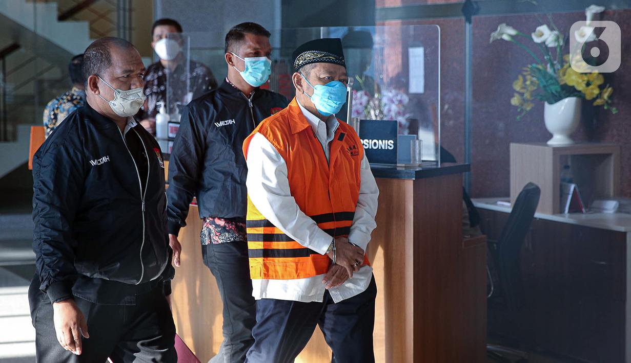 Mantan Bupati Sidoarjo Saiful Ilah (depan) usai diperiksa di Gedung Merah Putih KPK, Jakarta, Selasa (7/3/2023). Saiful Ilah kembali ditahan KPK dalam kasus suap gratifikasi pemerintahan Kabupaten Sidoarjo, Jawa Timur. (Liputan6.com/Faizal Fanani)