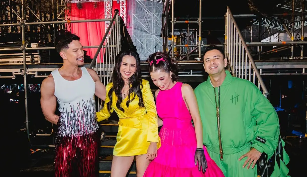 Ayushita tampil dengan long sleeve dress berwarna kuning yang dipadukan sepatu boots hitam.  [Instagram/chelseaoliviaa]