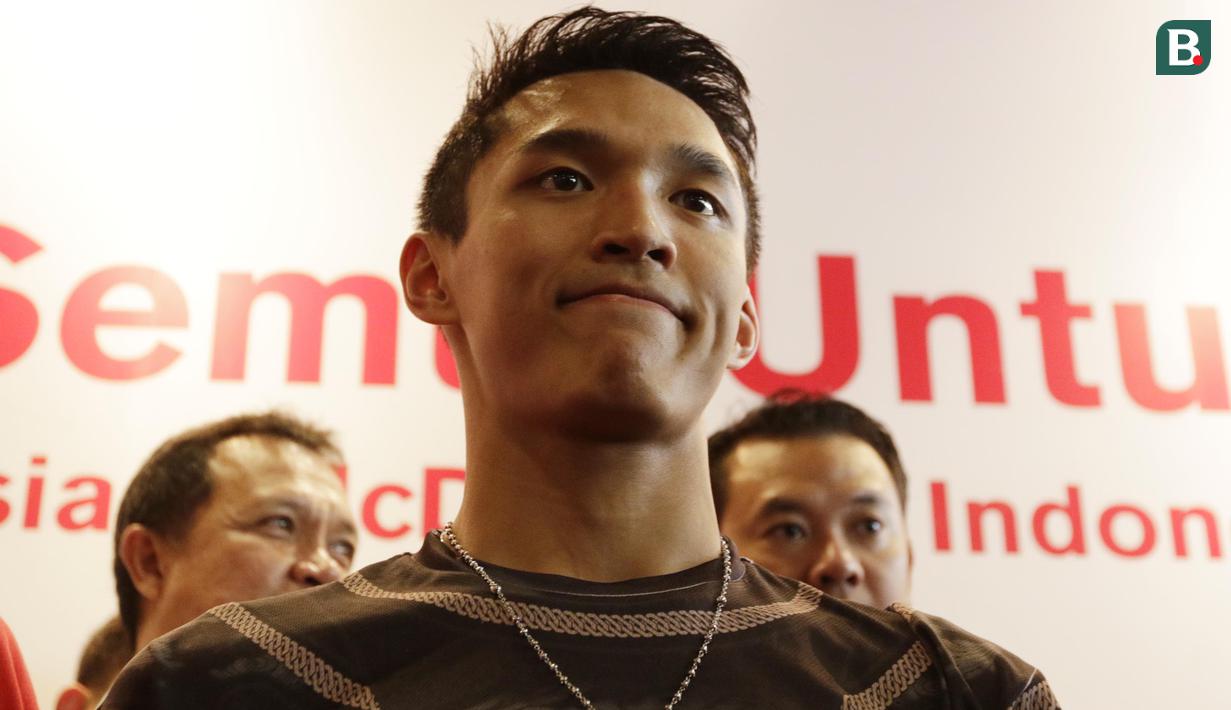 Peraih emas bulutangkis, Jonatan Christie, saat pemberian apresiasi di Sarinah, Jakarta, Rabu (5/9/2018). Peraih medali dari cabor bulutangkis dan wushu mendapat penghargaan berupa logam mulia. (Bola.com/M Iqbal Ichsan)